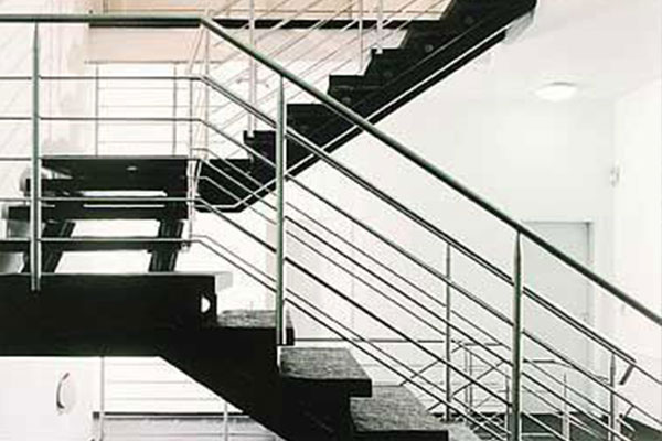 Steel cross-beam stairs
